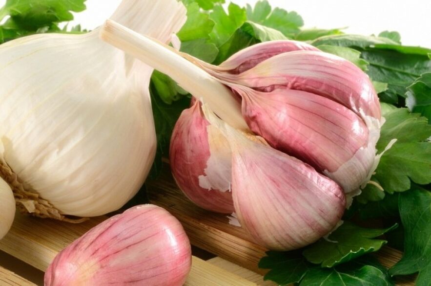 Garlic can be used to remove papillomas.