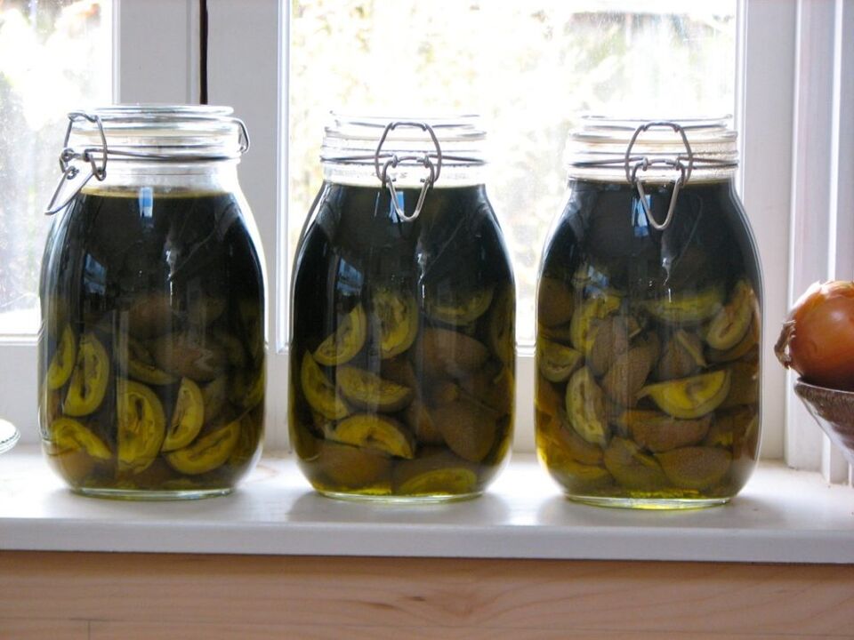Tincture of walnuts and kerosene for the treatment of papillomas.